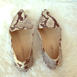 3/ $10 ❤️ Steve Madden Snakeskin Flats